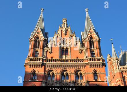 Guglie ornate di St Pancras hotel nella stazione ferroviaria frontage, Euston Road, Londra, Inghilterra, Regno Unito Foto Stock