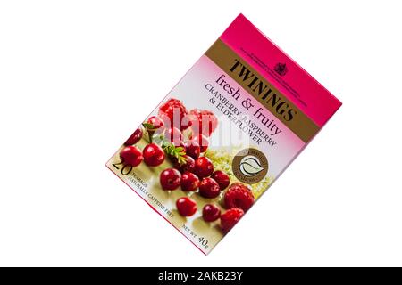 Twinings bustine di tè teabags fresco e fruttato mirtillo rosso, lampone e sambuco isolato su sfondo bianco Foto Stock