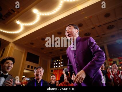 Pechino, Cina. Gen 8, 2020. Feng Gong esegue durante la CFLAC (Federazione cinese di opere letterarie e di arte cerchi) Festival di Primavera di Gala presso la Grande Sala del Popolo di Pechino, capitale della Cina, 8 gennaio, 2020. Credito: Wang Lili/Xinhua/Alamy Live News Foto Stock