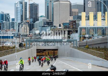 Vista di persone in bicicletta, Seattle, Washington, Stati Uniti d'America Foto Stock