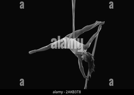 Vista della donna acrobat in coppe Foto Stock