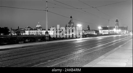 Visualizzazione bianco e nero della città vecchia con il Ponte di Augusto e la Frauenkirche di Dresda, Sassonia, Germania Foto Stock