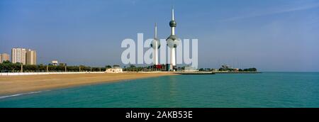 Paesaggio con Kuwait Towers e spiaggia, Kuwait City, Kuwait Foto Stock