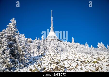 Vista invernale di mountain top hotel e trasmettitore televisivo Jested a Liberec, Repubblica Ceca Foto Stock