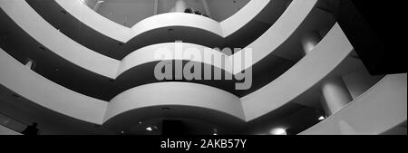 Fotografia in bianco e nero di interno del Guggenheim Museum di New York City, Stati Uniti d'America Foto Stock