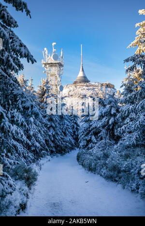 Vista invernale di mountain top hotel e trasmettitore televisivo Jested a Liberec, Repubblica Ceca Foto Stock