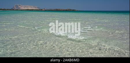 Paesaggio marino del Mediterraneo con la Cinta spiaggia con l'isola di Tavolara in background, San Teodoro, Sardegna, Italia Foto Stock