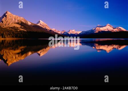 Paesaggio con il Lago Maligne e le montagne con riflessioni, il Parco Nazionale di Jasper, Alberta, Canada Foto Stock