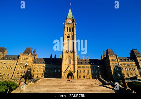 Parlamento canadese esterno dell'edificio sotto il cielo chiaro, Ottawa, Ontario, Canada Foto Stock