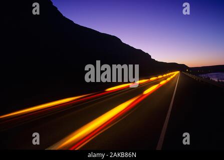 Sentieri di luce sulla strada di notte, Drumheller, Alberta, Canada Foto Stock