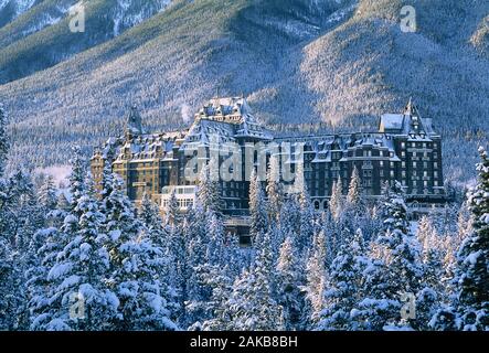 Banff Springs Hotel in inverno, il Parco Nazionale di Banff, Alberta, Canada Foto Stock