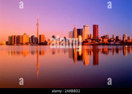 Paesaggio con grattacieli sul lungomare presso sunrise, Toronto, Ontario, Canada Foto Stock