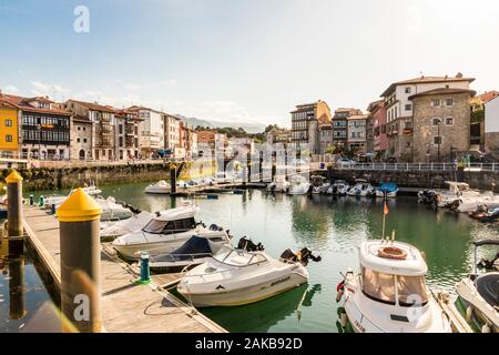 A Llanes, Spagna. Viste sul mare e la città portuale di Llanes nelle Asturie Foto Stock