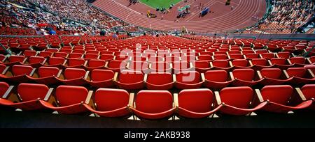 Visualizza in basso sedi nella sezione vuota del track e field stadium Foto Stock