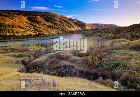 Panorama sulle colline e lungo il fiume, isola secca Buffalo Jump Parco Provinciale, Alberta, Canada Foto Stock