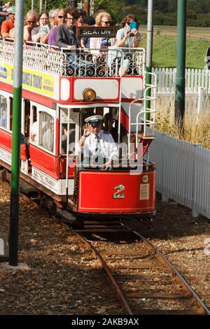 Storico open top tram elettrico tenendo i passeggeri a Colyford villaggio nella valle di Ax Dorset Foto Stock