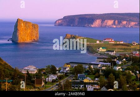 Città costiera di Perce e Perce Rock rock formazione, Gaspe Peninsula, Quebec, Canada Foto Stock