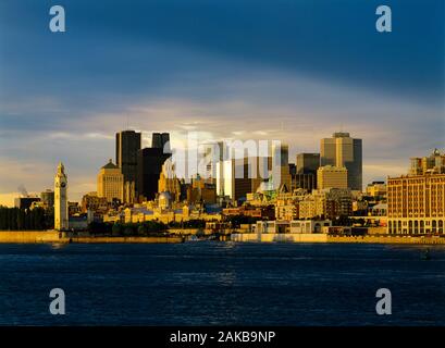 Lo skyline di Montreal sul lungomare al tramonto, Quebec, Canada Foto Stock