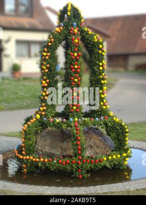 Bavarese di uovo di pasqua fontana decorata con dipinti di uova di Pasqua Foto Stock