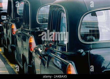 Vista posteriore del parcheggiato tradizionali taxi neri di Londra, Inghilterra, Regno Unito Foto Stock