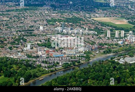 Vista aerea del distretto di Londra di Brentford in Hounslow su una soleggiata giornata estiva. Brentford Football Club di Griffin Park Stadium è a metà wi Foto Stock