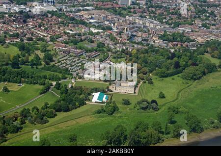 Vista aerea della storica Syon House e Parco a Brentford, West London su una soleggiata giornata estiva. Foto Stock