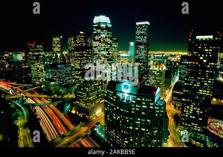 Paesaggio di Los Angeles con grattacieli illuminati di notte, CALIFORNIA, STATI UNITI D'AMERICA Foto Stock