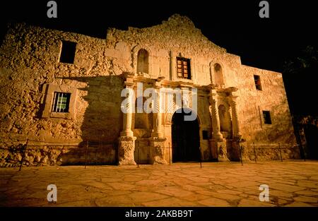 Il museo Alamo esterno dell'edificio di notte, San Antonio, Texas, Stati Uniti d'America Foto Stock