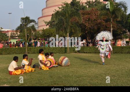 Kolkata, India. 08 gen, 2020. Un villaggio culturale dal gruppo Purulia del Bengala Occidentale sta eseguendo il ballo folk e musica 'Chhau'. Esso raffigura la vittoria della dea Durga nella sua battaglia contro la forma-modifica Asura, che viene chiamato il "ahisasuramardini' nella mitologia induista. (Foto di Biswarup Ganguly/Pacific Stampa) Credito: Pacific Press Agency/Alamy Live News Foto Stock