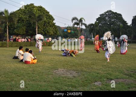 Kolkata, India. 08 gen, 2020. Un villaggio culturale dal gruppo Purulia del Bengala Occidentale sta eseguendo il ballo folk e musica 'Chhau'. Esso raffigura la vittoria della dea Durga nella sua battaglia contro la forma-modifica Asura, che viene chiamato il "ahisasuramardini' nella mitologia induista. (Foto di Biswarup Ganguly/Pacific Stampa) Credito: Pacific Press Agency/Alamy Live News Foto Stock