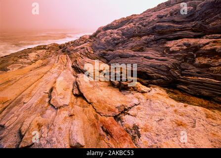 Paesaggio con vista della costa rocciosa al tramonto, Pemaquid Point, Bristol, Maine, Stati Uniti d'America Foto Stock