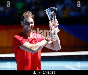 RAC Arena, Perth, Western Australia. Gen 8, 2020. ATP Cup Australia Perth, giorno 6; Spagna contro il Giappone; Rafael Nadal di Spagna con Stefan Edberg Sportsmanship Award - uso editoriale Credito: Azione Sport Plus/Alamy Live News Foto Stock