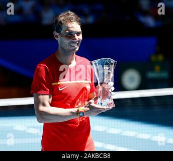 RAC Arena, Perth, Western Australia. Gen 8, 2020. ATP Cup Australia Perth, giorno 6; Spagna contro il Giappone; Rafael Nadal di Spagna con Stefan Edberg Sportsmanship Award - uso editoriale Credito: Azione Sport Plus/Alamy Live News Foto Stock