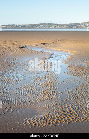 Grange-Over-Sands attraverso le sabbie di Silverdale, Morecambe Bay, Lancashire Foto Stock