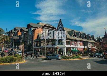 Edifici con negozi e persone a Borges de Medeiros Avenue, la strada principale di Gramado. Un simpatico unione-influenzato città nel sud del Brasile. Foto Stock