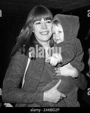 Jenny Boyd, sorella-in-legge di George Harrison e dei Beatles, all'Aeroporto di Londra. Foto Stock