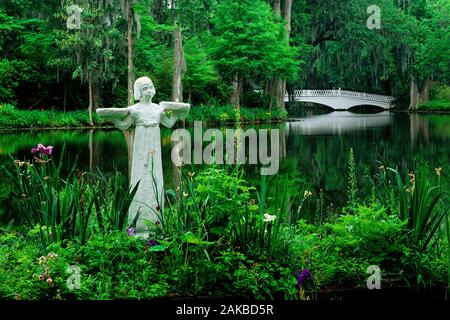 Vista della figurina vicino al laghetto nel parco, Charleston, Carolina del Sud, STATI UNITI D'AMERICA Foto Stock