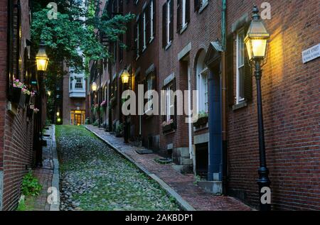 Ripida strada stretta in città, Acorn Street, Beacon Hill, Boston, Massachusetts, STATI UNITI D'AMERICA Foto Stock