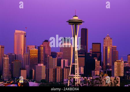 Lo Space Needle e il Seattle skyline al tramonto, Washington, Stati Uniti d'America Foto Stock