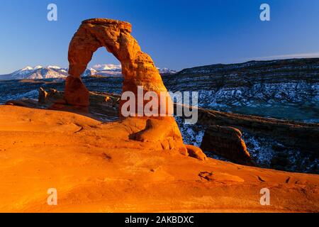 Paesaggio con pietra arenaria naturale arch nel deserto, Delicate Arch, Arches National Park, Utah, Stati Uniti d'America Foto Stock