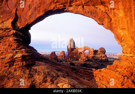Vista di rocce con Arco Naturale, Parco Nazionale di Arches, Utah, Stati Uniti d'America Foto Stock