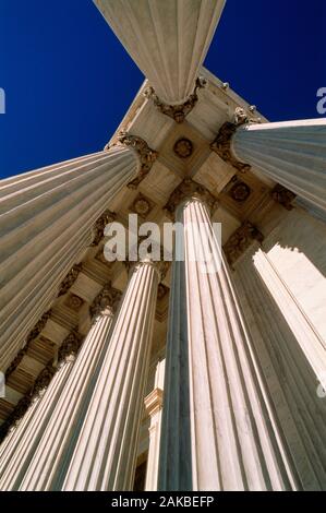 Basso angolo visualizzazione delle colonne, la Corte suprema, Washington D.C., USA Foto Stock