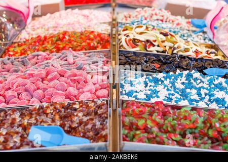 Messa a fuoco selettiva, morbidi assortiti zucchero dolce gelatina sul display al mercatino di Natale di Winter Wonderland di Londra Foto Stock