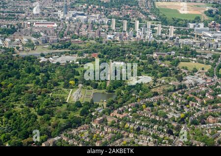 Vista aerea della storica Royal Botanic Gardens di Kew a Londra ad ovest su una soleggiata giornata estiva. La Casa delle Palme è al centro dell'immagine con Bren Foto Stock