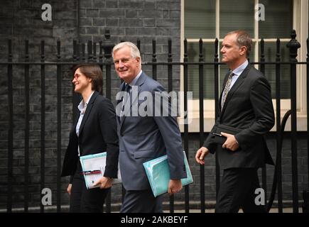 Ue Brexit Capo negoziatore, Michel Barnier (centro) in Downing Street davanti a un incontro con il Primo Ministro Boris Johnson. Foto Stock