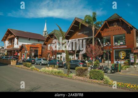 Edifici con negozi e persone a Borges de Medeiros Avenue, la strada principale di Gramado. Un simpatico unione-influenzato città nel sud del Brasile. Foto Stock