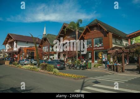 Edifici con negozi e persone a Borges de Medeiros Avenue, la strada principale di Gramado. Un simpatico unione-influenzato città nel sud del Brasile. Foto Stock