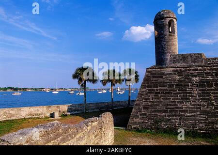 Oceano e Torre del Castillo de San Marcos, St Augustine, Florida, Stati Uniti d'America Foto Stock