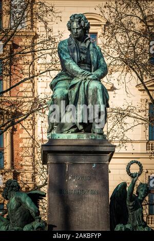 Un monumento di Ludwig van Beethoven a Vienna (Austria) in una giornata di sole in inverno Foto Stock