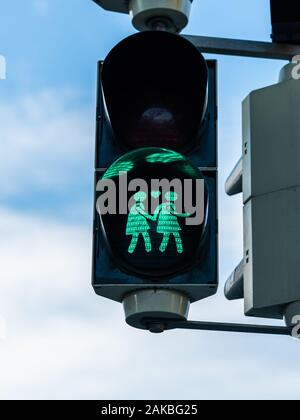 Il semaforo verde per i pedoni in Vienna, coppia di persone Foto Stock